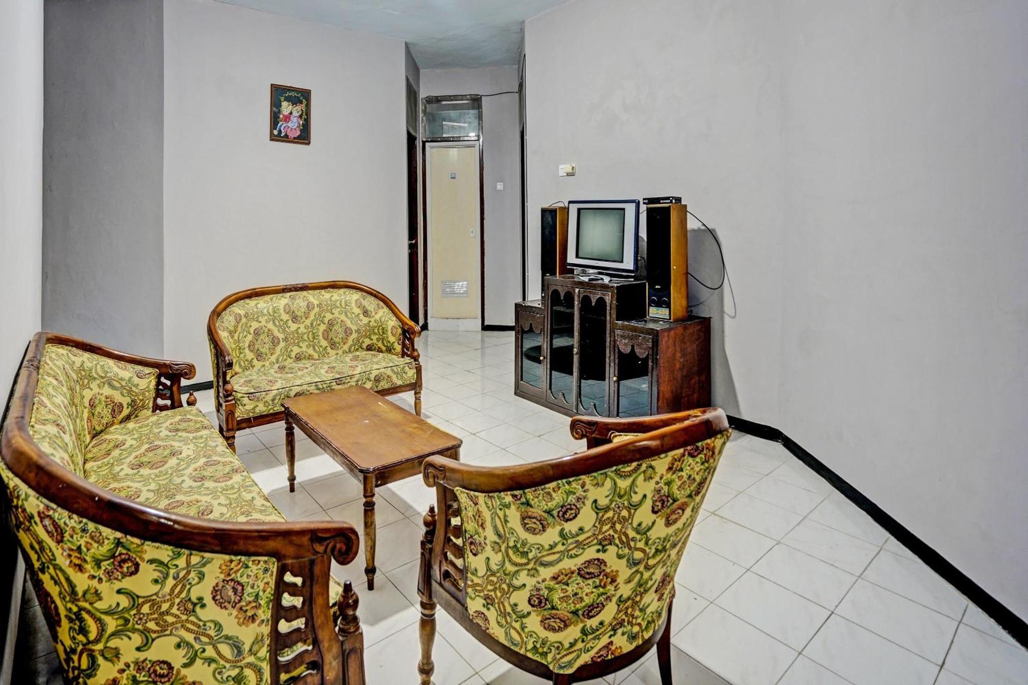 Spot On 92388 Villa Segi Delapan Prigen Buitenkant foto